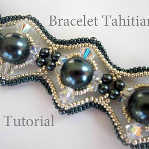 Puede incluir: Primer plano de un brazalete de cuentas con perlas grises oscuras y cuentas de cristal. El brazalete está hecho con un diseño ondulado y tiene una combinación de colores plata y negro. El texto "Bracelet Tahitian Tutorial" es visible en la imagen.