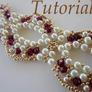 Puede incluir: Primer plano de un brazalete de cuentas con un patrón repetitivo de perlas blancas, cuentas doradas y cristales burdeos. El brazalete está hecho con un diseño de múltiples hilos.