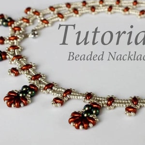 Op de afbeelding: Een tutorial voor een kralenketting met een zilveren en koperen ketting met groene kralen. De ketting heeft een herhalend patroon van kleine en grotere kralen. De ketting wordt getoond op een witte achtergrond met de tekst "Tutorial Kralenketting".