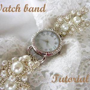 Pode incluir: Um relógio prateado com um mostrador branco e uma pulseira de relógio de pérolas e contas. A pulseira de relógio é um design de contas com pérolas brancas. O relógio está sobre um fundo de renda branca. O texto "Watch band Tutorial" está na parte superior da imagem.