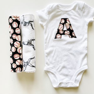 Baseball Custom Baby Boy TIE oder INITIAL Applikation Body und passende Baumwolle Chenille Burp Tuch Set-BASEBALL