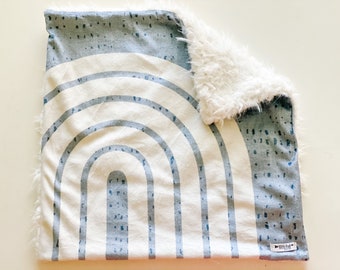 Blauwe regenboog Minky Lovey: gepersonaliseerd knuffeldekentje