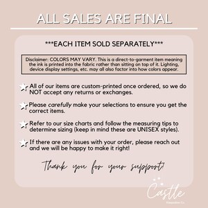 Op de afbeelding: Een witte tekstafbeelding op een lichtbruine achtergrond met de tekst "ALL SALES ARE FINAL" en "***EACH ITEM SOLD SEPARATELY***". De tekst hieronder legt uit dat kleuren kunnen vari&euml;ren vanwege de print en de instellingen van het scherm. De tekst vermeldt ook dat alle artikelen op maat worden geprint en dat retourzendingen en omruilingen niet worden geaccepteerd. De tekst moedigt klanten ook aan om hun selecties zorgvuldig te maken en de maattabellen te raadplegen. De tekst vermeldt ook dat alle artikelen unisex zijn. De tekst moedigt klanten ook aan om contact op te nemen als er problemen zijn met hun bestelling. De tekst eindigt met "Thank you for your support!" en een logo met de tekst "Castle Keepsakes Co."