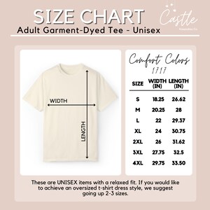 Pu&ograve; includere: T-shirt unisex color crema con tabella taglie. La tabella mostra le misure di larghezza e lunghezza in pollici per le taglie dalla S alla 4XL. Il testo recita "Adult Garment-Dyed Tee - Unisex" e "Comfort Colors 1717".