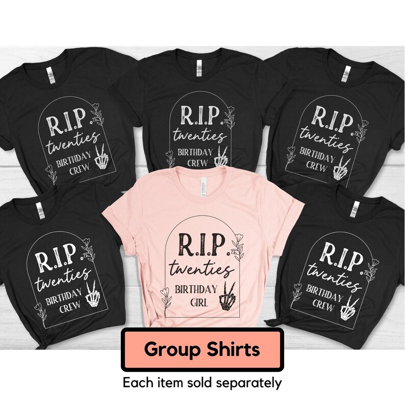 Op de afbeelding: Vijf zwarte T-shirts met witte tekst die "R.I.P. twenties birthday crew" zegt en &eacute;&eacute;n roze T-shirt met witte tekst die "R.I.P. twenties birthday girl" zegt.