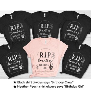 Op de afbeelding: Vijf T-shirts met een grafsteenafbeelding waarop "R.I.P. twenties" staat en "Birthday Crew" of "Birthday Girl". Vier van de shirts zijn zwart en &eacute;&eacute;n is lichtroze.