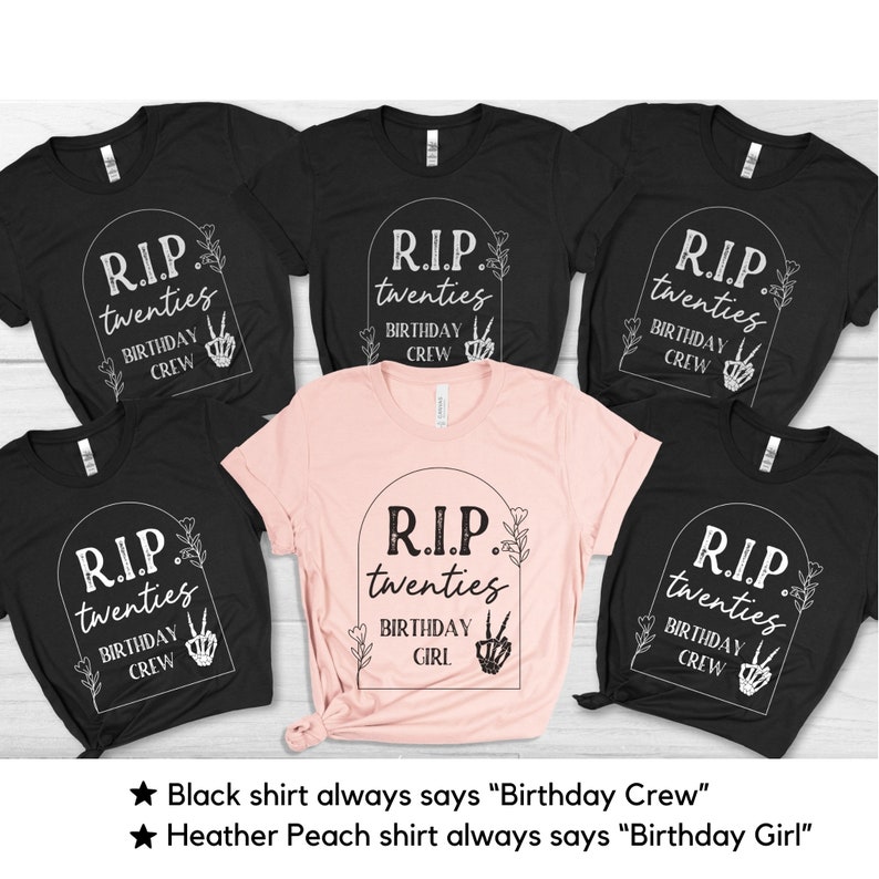 Op de afbeelding: Vijf T-shirts met een grafsteenafbeelding waarop "R.I.P. twenties" staat en "Birthday Crew" of "Birthday Girl". Vier van de shirts zijn zwart en &eacute;&eacute;n is lichtroze.