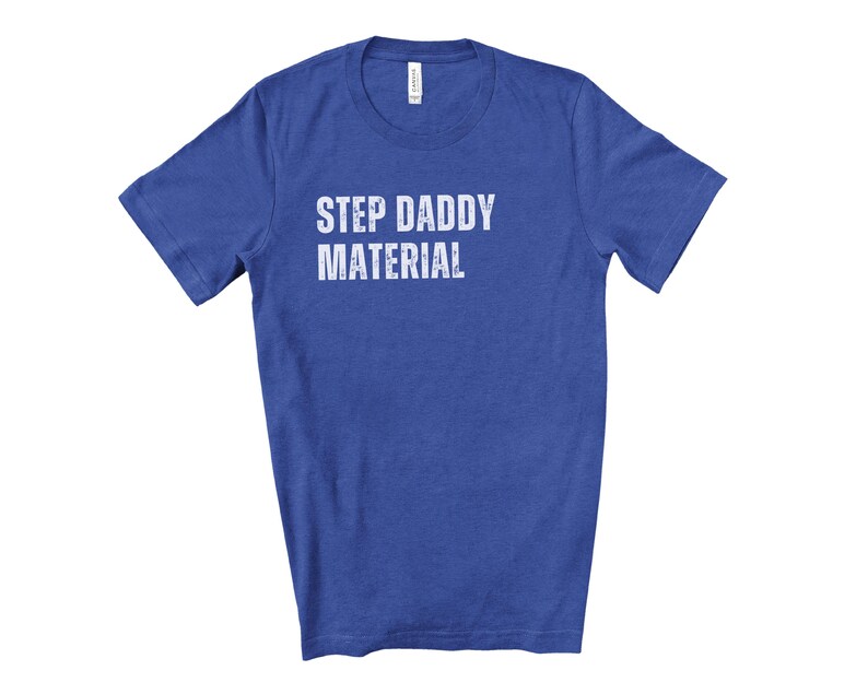 K&ouml;nnte beinhalten: Ein k&ouml;nigsblaues T-Shirt mit dem Aufdruck "STEP DADDY MATERIAL" in Wei&szlig;.