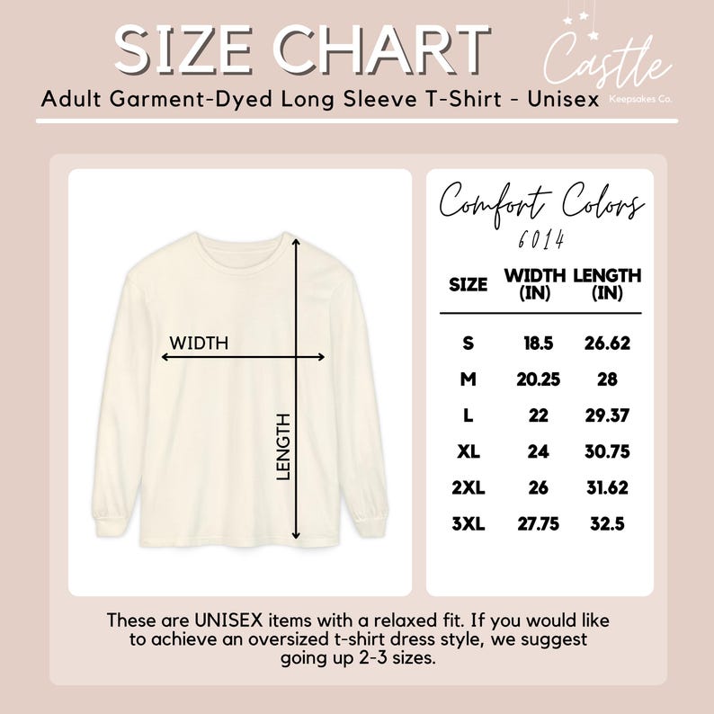 Pu&ograve; includere: T-shirt a maniche lunghe color crema con tabella taglie. La tabella mostra le misure in pollici per le taglie dalla S alla 3XL. Il testo recita "Adult Garment-Dyed Long Sleeve T-Shirt - Unisex".