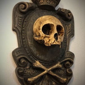Hanging Skull plaque