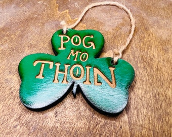 Trébol de madera irlandés Pog Mo Thoin