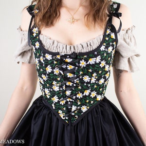 Handgefertigtes Renaissance Korsett Mieder in Schwarz Gestickte Blumen Gänseblümchen | Aufenthalte, Korsett w Riemen Elizabethan Overbust Cottage Core Fairy