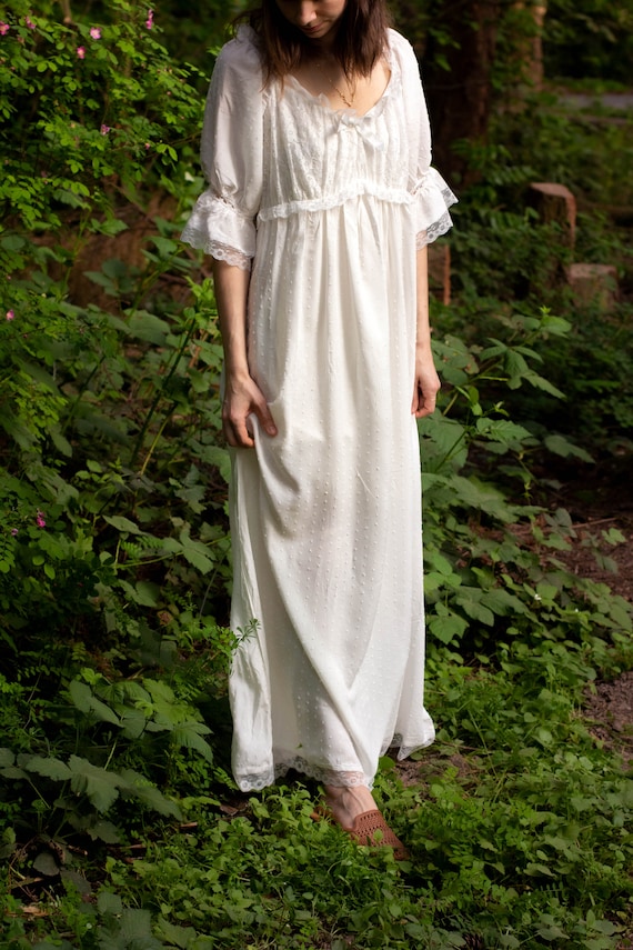  Lace Trimmed Medieval Chemise Ren Faire Underdress (S/M) White:  Clothing, Shoes & Jewelry