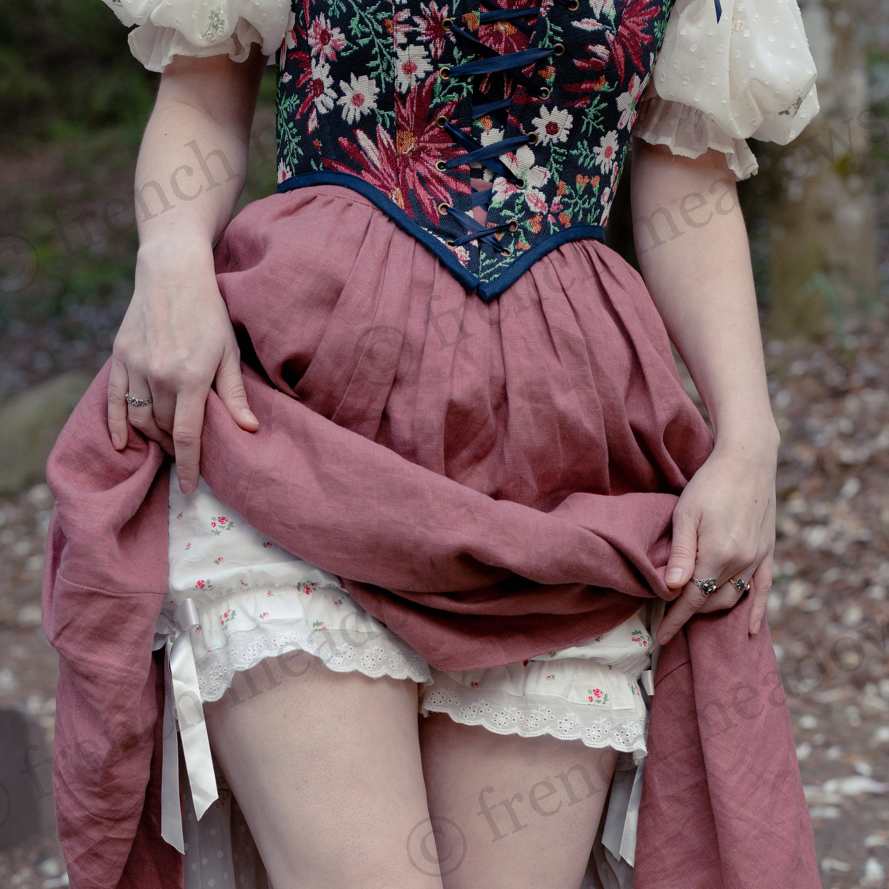 Viktorianische Blumen Bloomers | Ditsy Rose weiß gekräuselte Pumphose Shorts viktorianische Schubladen Unterwäsche Kawaii Erwachsene Frauen Spitze Shorts Rokoko