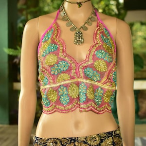 Roze en gouden boho-topje van chiffon met lovertjes • Haltertop met boho-pailletten • Topje voor hippiefestival