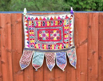 Toran colgante de puerta vintage con espejos de Kutch • Tapiz de pared indio bordado • Toran Banjara • Tapiz de pared Banjara • Tapices bohemios