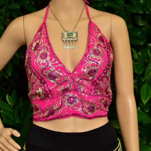 Roze en gouden boho-verfraaide sari-zijden halterpartytop • Hippie cropped top • Boho-bh-top