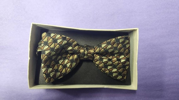 New Men's Boxed Gold and Brown Geo Pattern Bow Ti… - image 1