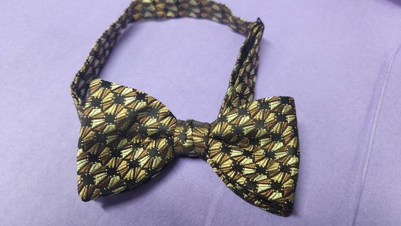 New Men's Boxed Gold and Brown Geo Pattern Bow Ti… - image 2