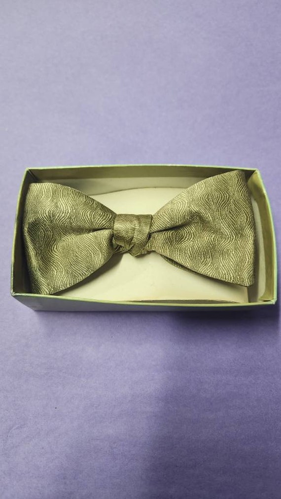 New Men's Boxed Solid Gold Bow Tie Pretied Adjusta