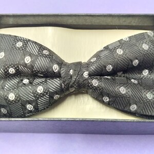 New Men&#39;s  Boxed Black and Silver Pattern Bow Tie Pretied Adjustable Bowtie