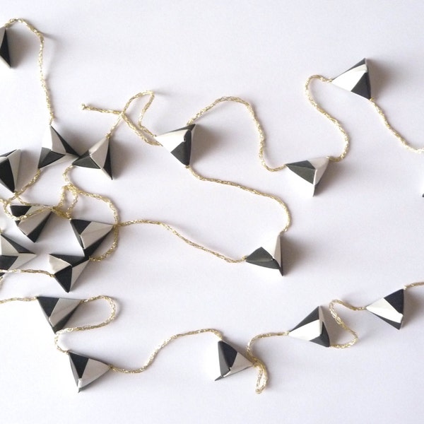 Guirlande origami géométrique tétraèdres noir et blancs en papier