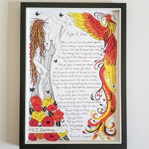Könnte beinhalten: Ein gerahmter Druck mit einem schwarzen Rahmen und weißem Hintergrund. Der Druck zeigt eine farbenfrohe Illustration eines Phönix und einer Frau mit wallendem Haar. Der Text "After A While" ist in Kursivschrift geschrieben und das Gedicht setzt sich unter der Illustration fort. Das Gedicht handelt vom Lernen und Wachsen. Der Name des Künstlers ist H.P. Zwerdling und das Gedicht stammt von Veronica A. Shoffstall.