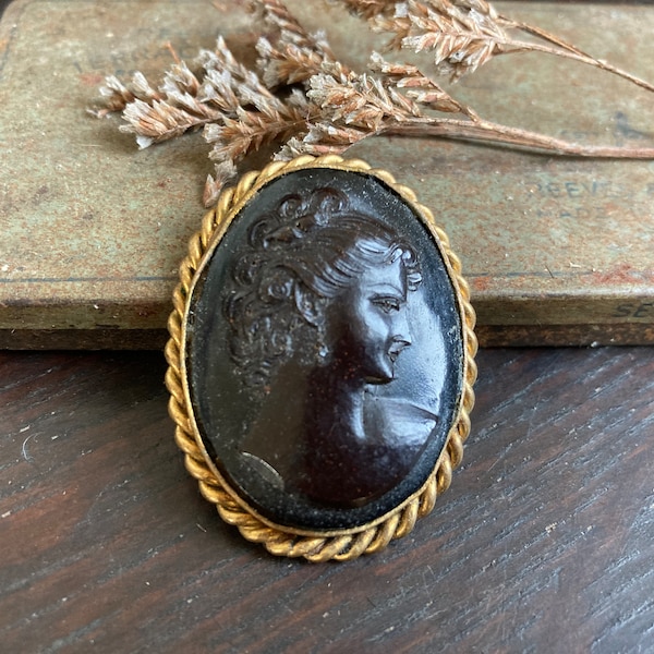 1960s-70s Black Cameo Brooch with Gold Tone Barleycorn Surround