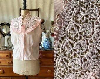 TAGLIA 14 / 1950s Blusa rosa pallido con dettaglio colletto in pizzo / Camicetta semi trasparente anni '50 / Top taglia in pizzo vintage 14