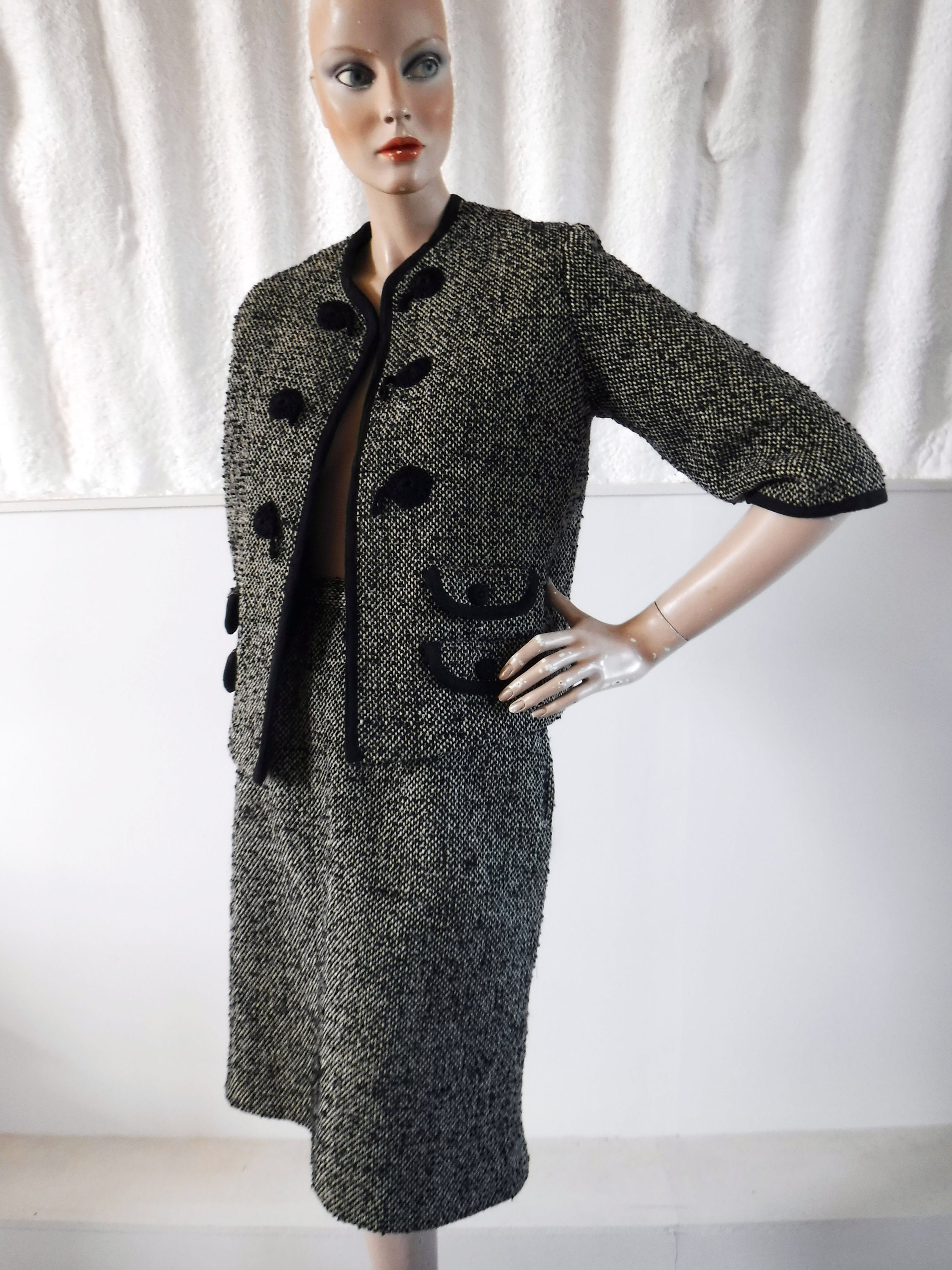 SIZE 10 / 1950s-60s Tres Chic Monochrome Tweed Suit With Box