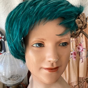 SIZE S-M-L / 1950s-60s Emerald Green Feather Hat with Side Kiss Curl