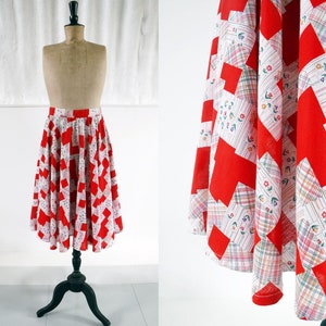 Könnte beinhalten: Ein roter und weißer Patchwork-Rock mit einem Kreisdesign. Der Rock ist weit und hat eine geraffte Taille.