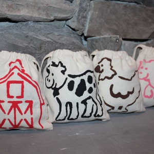 Conjunto de 4 sacos para presentes ou lembrancinhas de animais de fazenda estampados à mão, musselina de algodão 5 x 6 celeiro, vaca, porco e frango