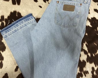 Vintage Wrangler Cowboy Cut Women's Denim Jeans Size 32x30 Light Wash
