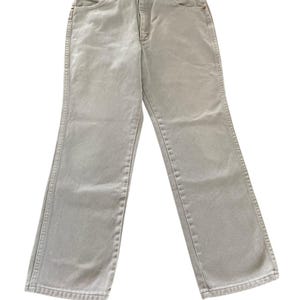Op de afbeelding: Lichtgrijze denim jeans met een klassiek vijf-zakken ontwerp. De broek heeft een rechte pijp en een knoop- en ritssluiting. De jeans is gemaakt van stevig denim materiaal en is geschikt voor dagelijks gebruik.