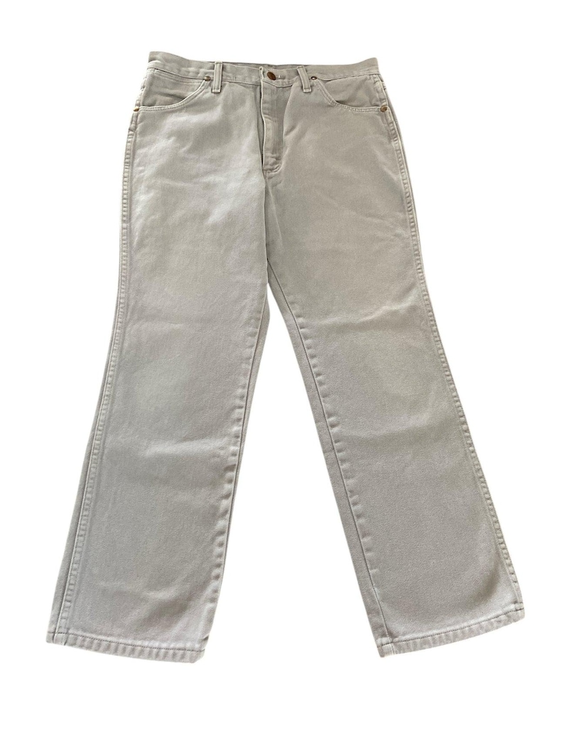 Op de afbeelding: Lichtgrijze denim jeans met een klassiek vijf-zakken ontwerp. De broek heeft een rechte pijp en een knoop- en ritssluiting. De jeans is gemaakt van stevig denim materiaal en is geschikt voor dagelijks gebruik.