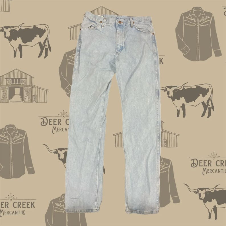 Pu&ograve; includere: Jeans in denim azzurro chiaro con un classico design a cinque tasche, chiusura con bottone in metallo in vita, patta con cerniera e gamba dritta. Il denim presenta un aspetto sbiadito con cuciture visibili lungo i bordi.