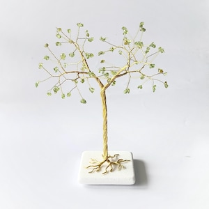 Peridot Edelstein Baum Skulptur: Goldener Draht, August Geburtsstein Geschenk, 16