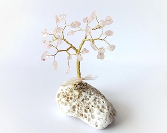 Mini Árvore da Vida em Fio de Quartzo Rosa sobre Base de Pedra Fóssil, Escultura de Bonsai de Cristal Feita à Mão, Decoração de Cura com Pedras Preciosas Rosa, Presente Único