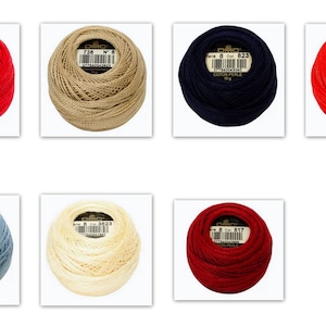 Puede incluir: Ocho madejas de hilo DMC Cotton Perle en varios colores, incluyendo rojo, beige, azul marino y azul claro. Cada madeja redonda est&aacute; etiquetada con un c&oacute;digo de color y peso, ideal para bordar.