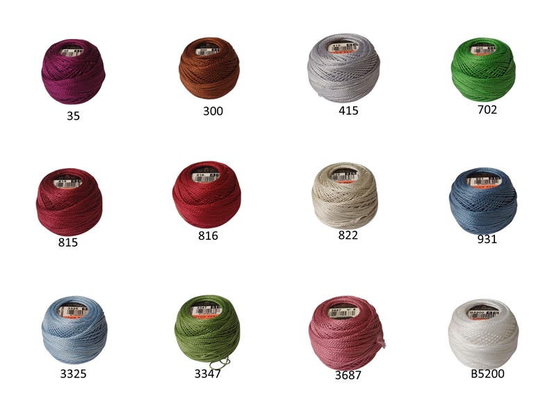 Puede incluir: Una colecci&oacute;n de doce carretes de hilo de bordar en varios colores, incluyendo tonos de rojo, verde, azul y gris. Cada carrete tiene un n&uacute;mero impreso, como 35, 300, 415 y 702. Los carretes est&aacute;n dispuestos en tres filas de cuatro.