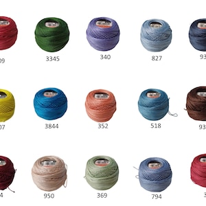 Puede incluir: Una colecci&oacute;n de coloridas bobinas de hilo en varios tonos, incluyendo rojo, verde, azul y marr&oacute;n. Cada bobina est&aacute; etiquetada con un n&uacute;mero, como 309, 3345 y 340. Ideal para proyectos de manualidades y bordado.