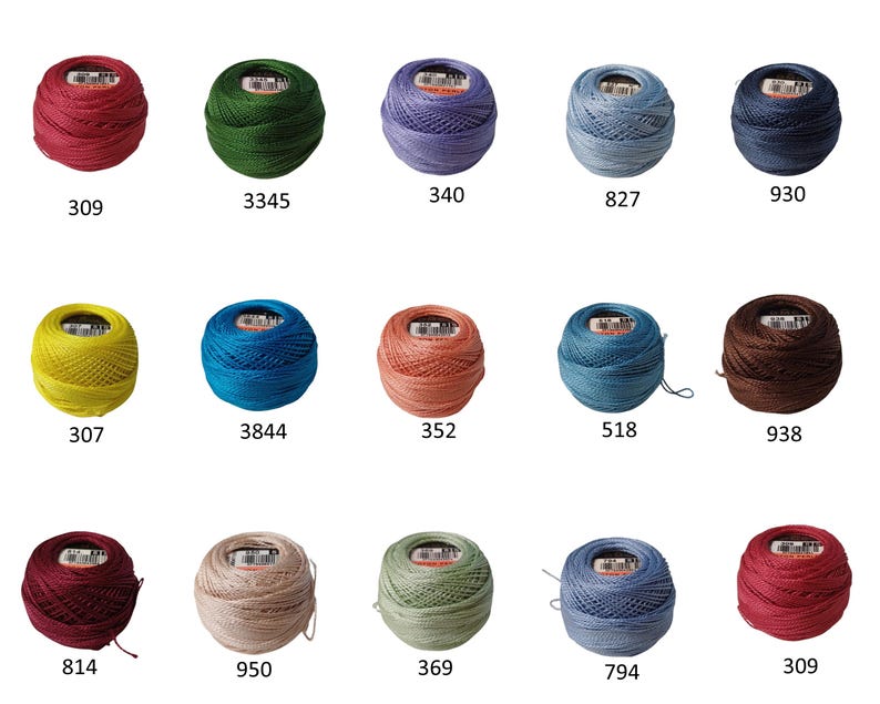 Puede incluir: Una colecci&oacute;n de coloridas bobinas de hilo en varios tonos, incluyendo rojo, verde, azul y marr&oacute;n. Cada bobina est&aacute; etiquetada con un n&uacute;mero, como 309, 3345 y 340. Ideal para proyectos de manualidades y bordado.