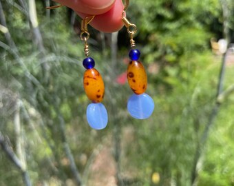 Beaded dangle earrings / Brown & blue