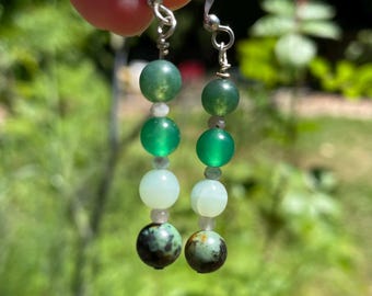Beaded stone dangle earrings / Green & pink