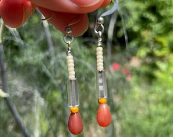 Beaded dangle earrings / Brown & white