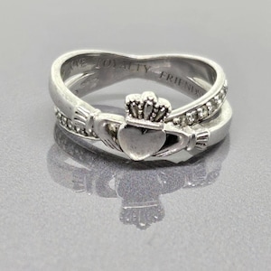 SOLVAR Claddagh Kiss Ring Irish Claddagh Freundschaftsring Crossover Band Claddagh Ring 925 Sterling Silber ST110
