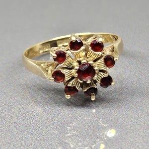 Vintage Garnet Flower Cluster Solid Gold Ring Hallmarked Birmingham 1990 375 Yellow Gold 9ct YG078