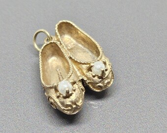 Vintage Tsarouchi-bedelhanger massief gouden pantoffels bedel met zaadparel balletpumps bedelhanger 375 geel goud 9 kt YG059