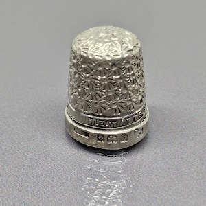 Antique 1926 Waite Thresher Dome Thimble Swirly Flower Size 13 Daisy Pattern Thimble Derby 925 Sterling Silver SR062